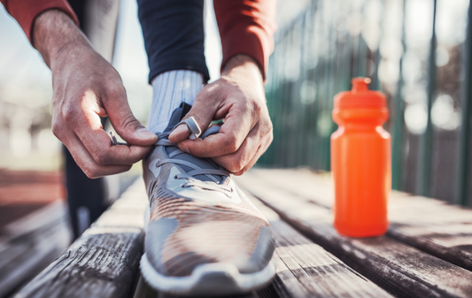 Sportschuhe und Trinkflasche